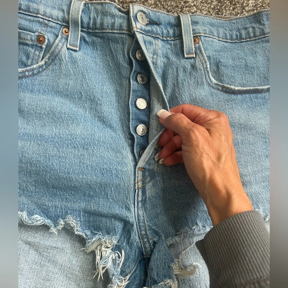 Levi’s 501 women’s button fly cut off denim shorts  size 32 - Picture 5 of 10